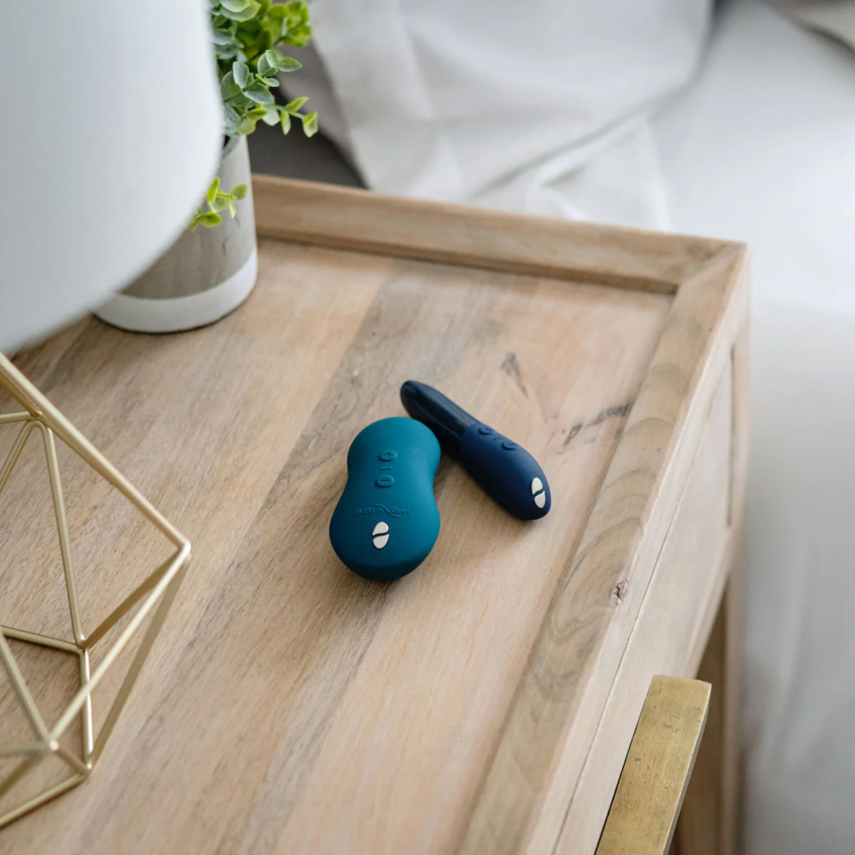 We-Vibe - Forever Favorites – Lay-On Vibrating Massager & Bullet Vibrator Special Edition Set – Velvet/Midnight Blue