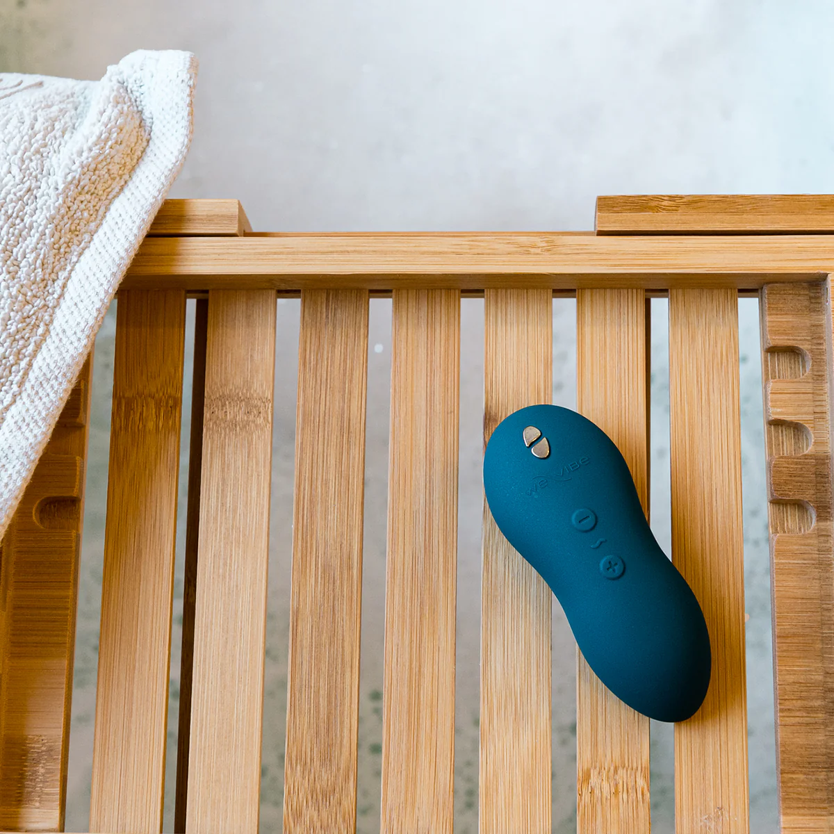 We-Vibe - Forever Favorites – Lay-On Vibrating Massager & Bullet Vibrator Special Edition Set – Velvet/Midnight Blue